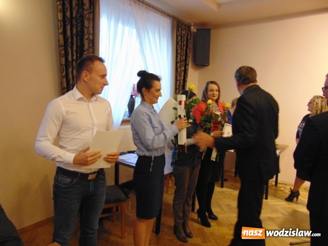 Zdjęcie w galerii na portalu naszwodzislaw.com: Godów: Uroczysta sesja z okazji Dnia Edukacji Narodowej wiadomości z regionu