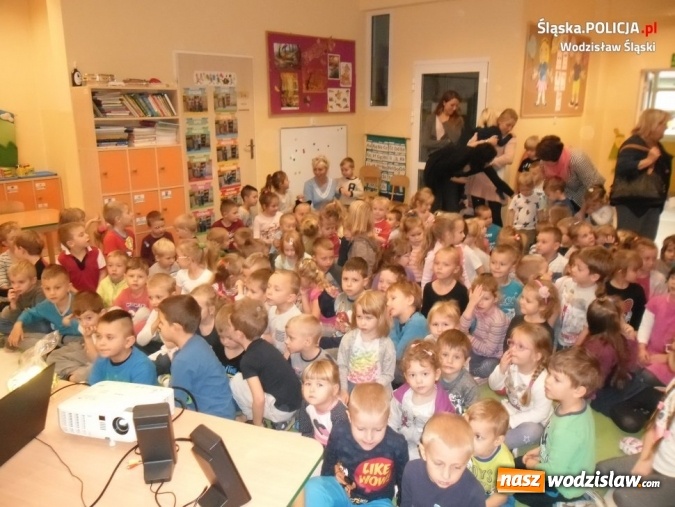 Zdjęcie w galerii na portalu naszwodzislaw.com: W Mszanie o bezpieczeństwie. Kolejne spotkania policji z dziećmi  wiadomości z regionu