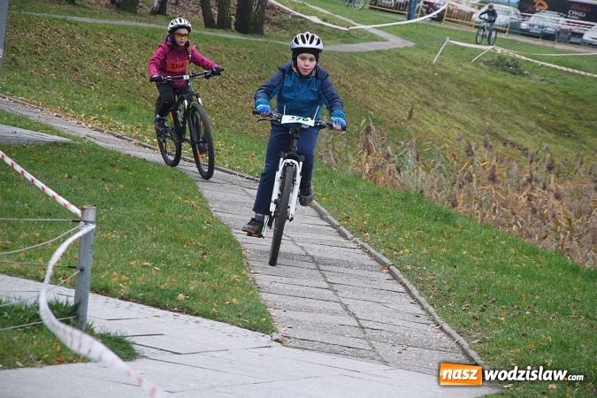 Zdjęcie w galerii na portalu naszwodzislaw.com:  Zawody sportowe na 11 listopada. Cykliści rywalizują w Rydułtowach  wiadomości z regionu