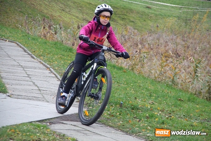 Zdjęcie w galerii na portalu naszwodzislaw.com:  Zawody sportowe na 11 listopada. Cykliści rywalizują w Rydułtowach  wiadomości z regionu