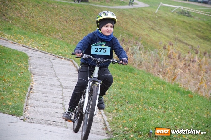 Zdjęcie w galerii na portalu naszwodzislaw.com:  Zawody sportowe na 11 listopada. Cykliści rywalizują w Rydułtowach  wiadomości z regionu