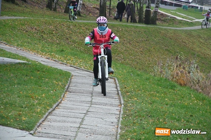 Zdjęcie w galerii na portalu naszwodzislaw.com:  Zawody sportowe na 11 listopada. Cykliści rywalizują w Rydułtowach  wiadomości z regionu