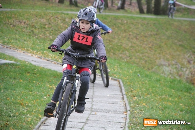 Zdjęcie w galerii na portalu naszwodzislaw.com:  Zawody sportowe na 11 listopada. Cykliści rywalizują w Rydułtowach  wiadomości z regionu
