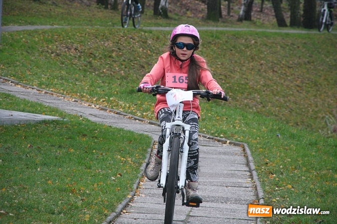 Zdjęcie w galerii na portalu naszwodzislaw.com:  Zawody sportowe na 11 listopada. Cykliści rywalizują w Rydułtowach  wiadomości z regionu