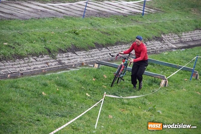 Zdjęcie w galerii na portalu naszwodzislaw.com:  Zawody sportowe na 11 listopada. Cykliści rywalizują w Rydułtowach  wiadomości z regionu