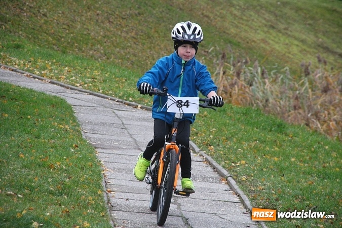 Zdjęcie w galerii na portalu naszwodzislaw.com:  Zawody sportowe na 11 listopada. Cykliści rywalizują w Rydułtowach  wiadomości z regionu