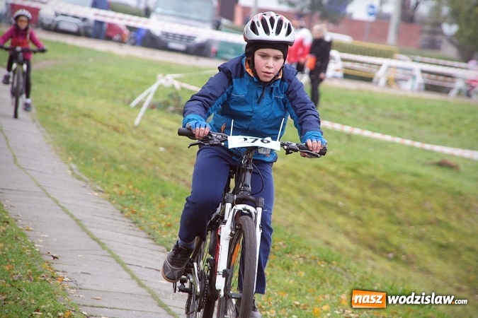Zdjęcie w galerii na portalu naszwodzislaw.com:  Zawody sportowe na 11 listopada. Cykliści rywalizują w Rydułtowach  wiadomości z regionu