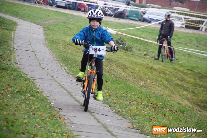 Zdjęcie w galerii na portalu naszwodzislaw.com:  Zawody sportowe na 11 listopada. Cykliści rywalizują w Rydułtowach  wiadomości z regionu