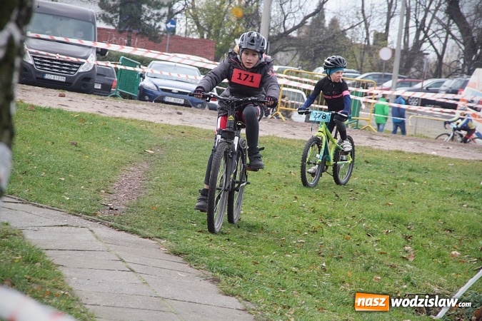 Zdjęcie w galerii na portalu naszwodzislaw.com:  Zawody sportowe na 11 listopada. Cykliści rywalizują w Rydułtowach  wiadomości z regionu
