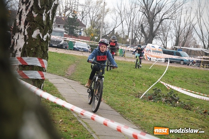 Zdjęcie w galerii na portalu naszwodzislaw.com:  Zawody sportowe na 11 listopada. Cykliści rywalizują w Rydułtowach  wiadomości z regionu