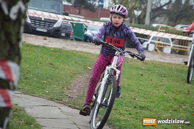 Zdjęcie w galerii na portalu naszwodzislaw.com:  Zawody sportowe na 11 listopada. Cykliści rywalizują w Rydułtowach  wiadomości z regionu