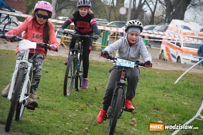 Zdjęcie w galerii na portalu naszwodzislaw.com:  Zawody sportowe na 11 listopada. Cykliści rywalizują w Rydułtowach  wiadomości z regionu