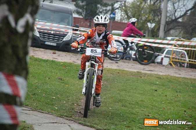Zdjęcie w galerii na portalu naszwodzislaw.com:  Zawody sportowe na 11 listopada. Cykliści rywalizują w Rydułtowach  wiadomości z regionu