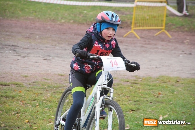 Zdjęcie w galerii na portalu naszwodzislaw.com:  Zawody sportowe na 11 listopada. Cykliści rywalizują w Rydułtowach  wiadomości z regionu