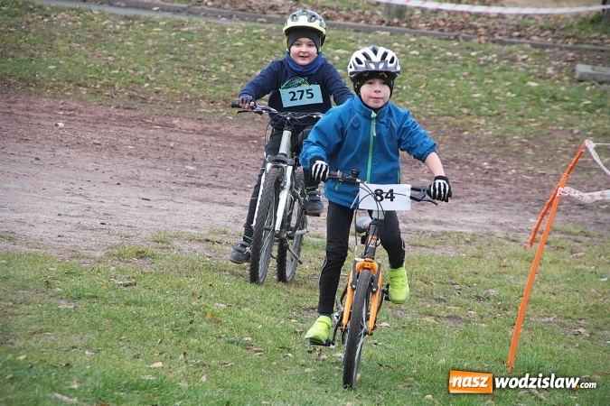 Zdjęcie w galerii na portalu naszwodzislaw.com:  Zawody sportowe na 11 listopada. Cykliści rywalizują w Rydułtowach  wiadomości z regionu