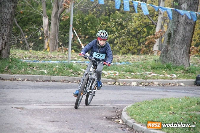 Zdjęcie w galerii na portalu naszwodzislaw.com:  Zawody sportowe na 11 listopada. Cykliści rywalizują w Rydułtowach  wiadomości z regionu