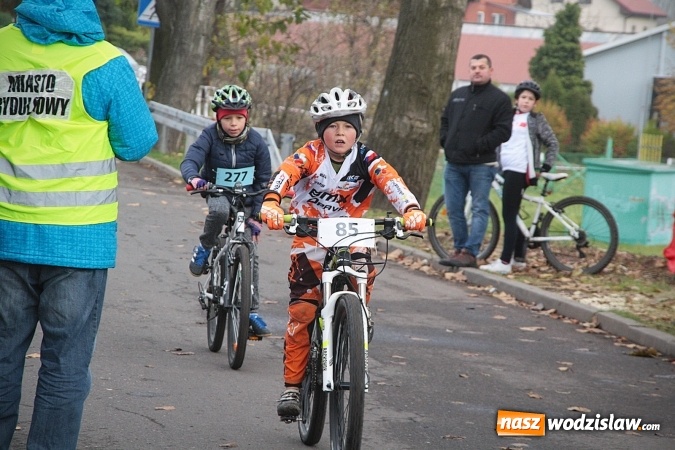 Zdjęcie w galerii na portalu naszwodzislaw.com:  Zawody sportowe na 11 listopada. Cykliści rywalizują w Rydułtowach  wiadomości z regionu