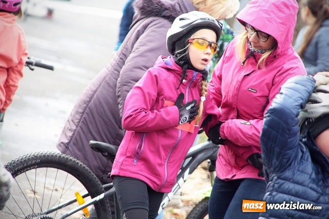 Zdjęcie w galerii na portalu naszwodzislaw.com:  Zawody sportowe na 11 listopada. Cykliści rywalizują w Rydułtowach  wiadomości z regionu
