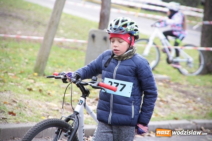 Zdjęcie w galerii na portalu naszwodzislaw.com:  Zawody sportowe na 11 listopada. Cykliści rywalizują w Rydułtowach  wiadomości z regionu
