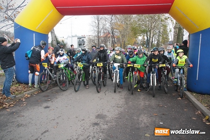 Zdjęcie w galerii na portalu naszwodzislaw.com:  Zawody sportowe na 11 listopada. Cykliści rywalizują w Rydułtowach  wiadomości z regionu