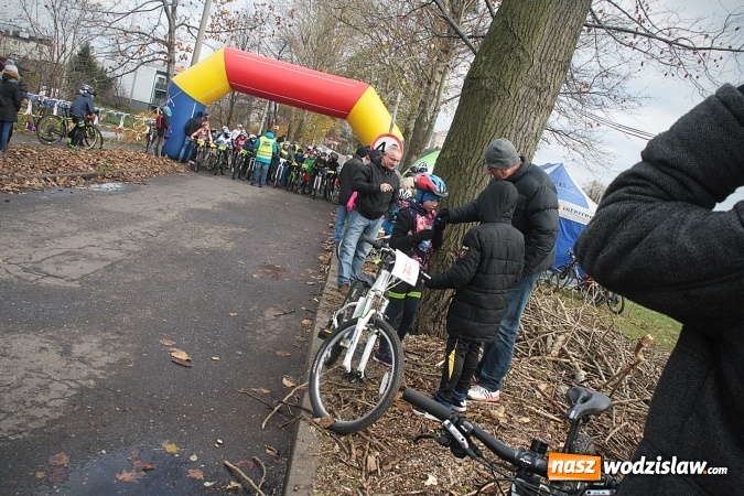 Zdjęcie w galerii na portalu naszwodzislaw.com:  Zawody sportowe na 11 listopada. Cykliści rywalizują w Rydułtowach  wiadomości z regionu