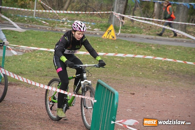 Zdjęcie w galerii na portalu naszwodzislaw.com:  Zawody sportowe na 11 listopada. Cykliści rywalizują w Rydułtowach  wiadomości z regionu