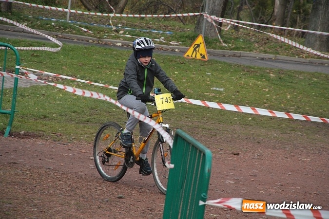 Zdjęcie w galerii na portalu naszwodzislaw.com:  Zawody sportowe na 11 listopada. Cykliści rywalizują w Rydułtowach  wiadomości z regionu