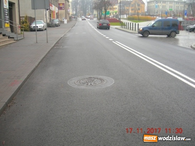 Zdjęcie w galerii na portalu naszwodzislaw.com: Pszów: Nowa nawierzchnia na DW 933. Przy studzienkach zastosowano specjalną technologię  wiadomości z regionu