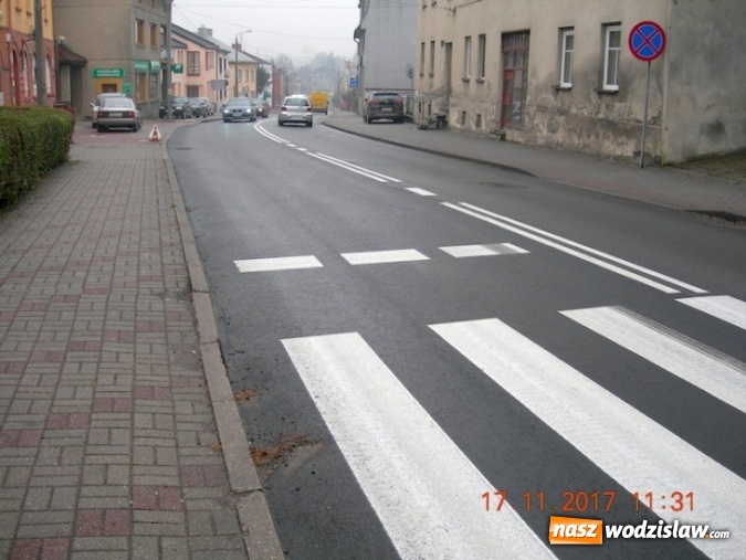 Zdjęcie w galerii na portalu naszwodzislaw.com: Pszów: Nowa nawierzchnia na DW 933. Przy studzienkach zastosowano specjalną technologię  wiadomości z regionu