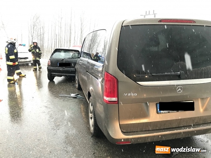 Zdjęcie w galerii na portalu naszwodzislaw.com: Zderzenie opla z mercedesem w Rzuchowie wiadomości z regionu