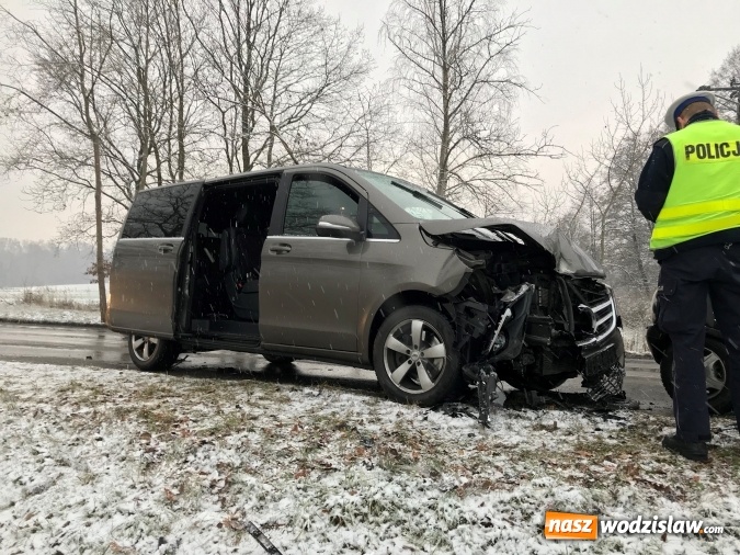 Zdjęcie w galerii na portalu naszwodzislaw.com: Zderzenie opla z mercedesem w Rzuchowie wiadomości z regionu