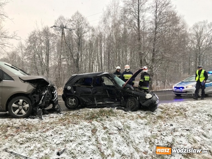 Zdjęcie w galerii na portalu naszwodzislaw.com: Zderzenie opla z mercedesem w Rzuchowie wiadomości z regionu
