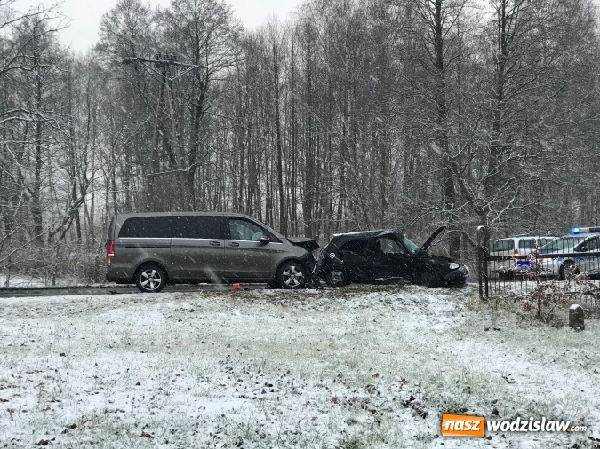 Zdjęcie w galerii na portalu naszwodzislaw.com: Zderzenie opla z mercedesem w Rzuchowie wiadomości z regionu