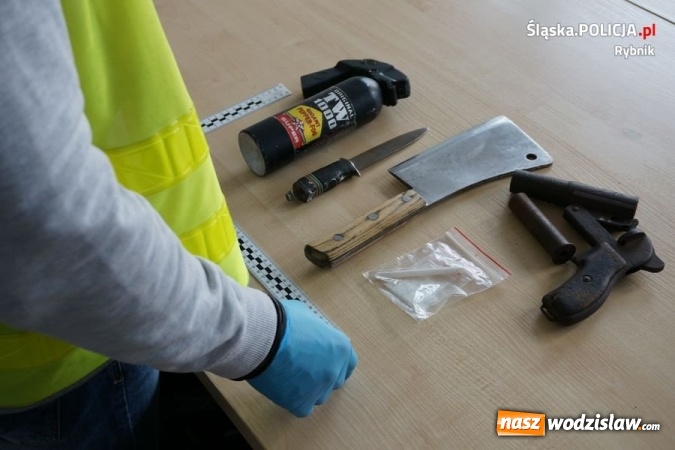 Zdjęcie w galerii na portalu naszwodzislaw.com: Policjanci podczas kontroli znaleźli broń w samochodzie. Mieszkaniec Pszowa zatrzymany  wiadomości z regionu