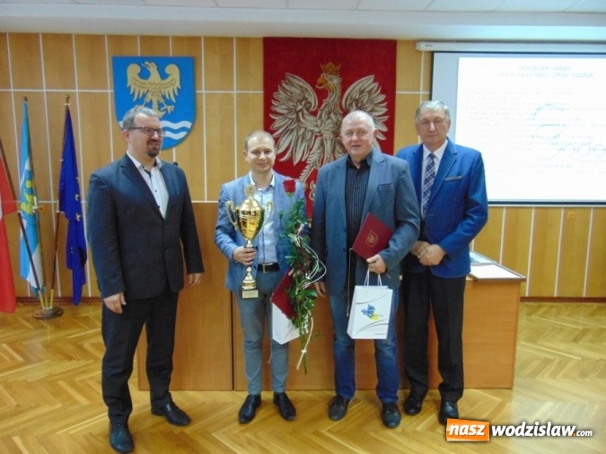 Zdjęcie w galerii na portalu naszwodzislaw.com: Nagrody indywidualne za osiągnięcia w dziedzinie sportu wręczone. W Godowie nagrodzili najlepszych  wiadomości z regionu