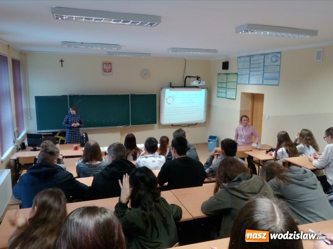 Zdjęcie w galerii na portalu naszwodzislaw.com: Światowy Tydzień Przedsiębiorczości w Radlinie. Ponad 180 uczniów skorzystało z oferty  wiadomości z regionu