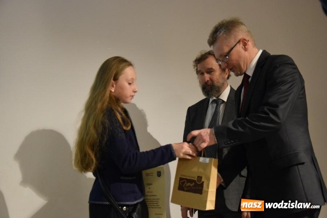 Zdjęcie w galerii na portalu naszwodzislaw.com: Mszana zadbała o grób ofiar Marszu Śmierci  wiadomości z regionu