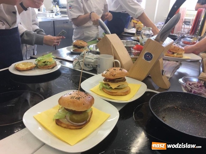 Zdjęcie w galerii na portalu naszwodzislaw.com: Zajęcia ze strzelania czy gotowania, czyli Tydzień Przedsiębiorczości w ZSP nr 2 w Rydułtowach  wiadomości z regionu