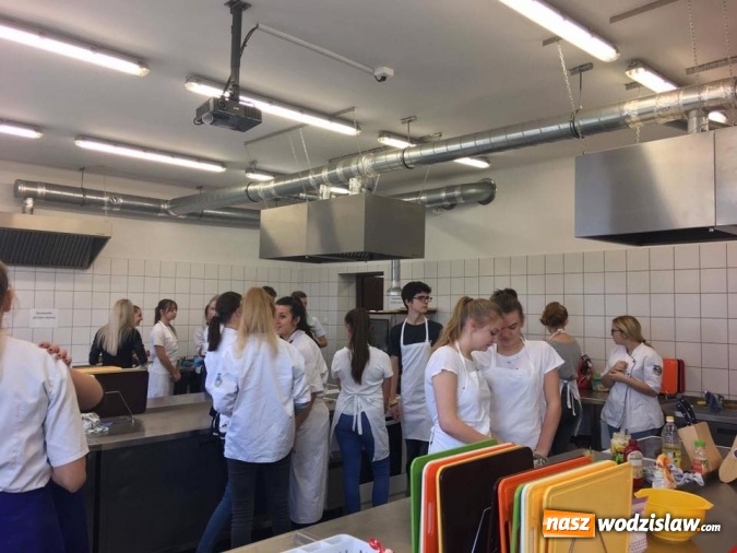 Zdjęcie w galerii na portalu naszwodzislaw.com: Zajęcia ze strzelania czy gotowania, czyli Tydzień Przedsiębiorczości w ZSP nr 2 w Rydułtowach  wiadomości z regionu