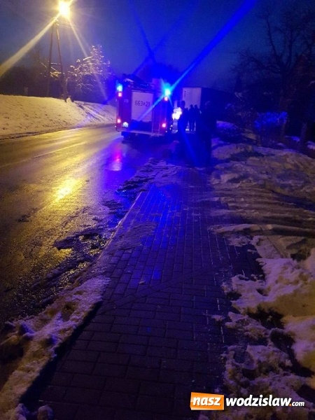 Zdjęcie w galerii na portalu naszwodzislaw.com: Rydułtowy: Samochód ciężarowy wypadł z drogi i uderzył w budynek  wiadomości z regionu