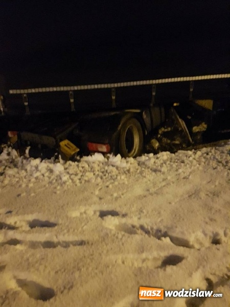 Zdjęcie w galerii na portalu naszwodzislaw.com: Rydułtowy: Samochód ciężarowy wypadł z drogi i uderzył w budynek  wiadomości z regionu