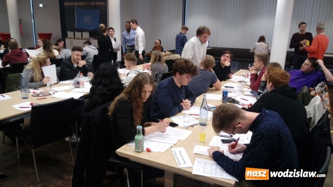 Zdjęcie w galerii na portalu naszwodzislaw.com: Uczniowie ZST i II LO wzięli udział w obradach młodzieżowej Rady ONZ wiadomości z regionu