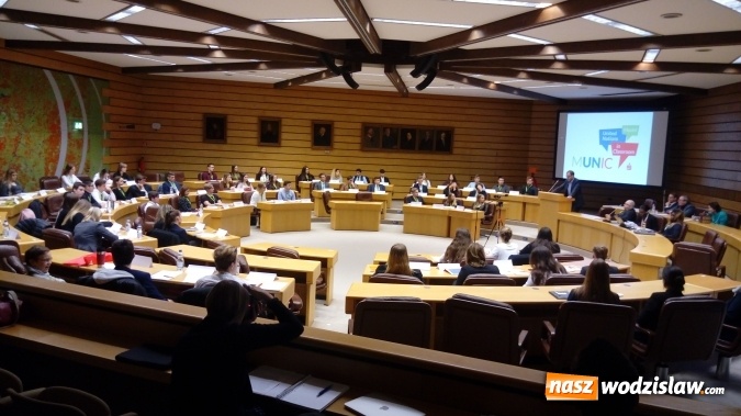 Zdjęcie w galerii na portalu naszwodzislaw.com: Uczniowie ZST i II LO wzięli udział w obradach młodzieżowej Rady ONZ wiadomości z regionu