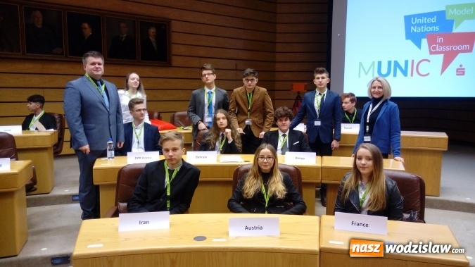 Zdjęcie w galerii na portalu naszwodzislaw.com: Uczniowie ZST i II LO wzięli udział w obradach młodzieżowej Rady ONZ wiadomości z regionu