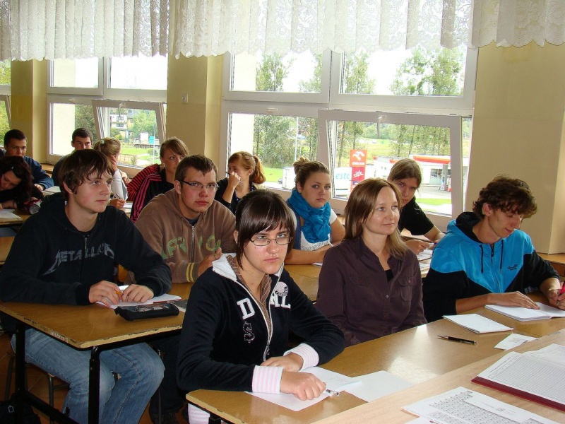 Zdjęcie w galerii na portalu naszwodzislaw.com: Radni powiatu na lekcji chemii wiadomości z regionu