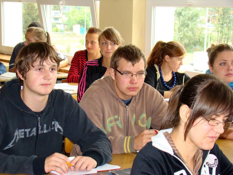 Zdjęcie w galerii na portalu naszwodzislaw.com: Radni powiatu na lekcji chemii wiadomości z regionu