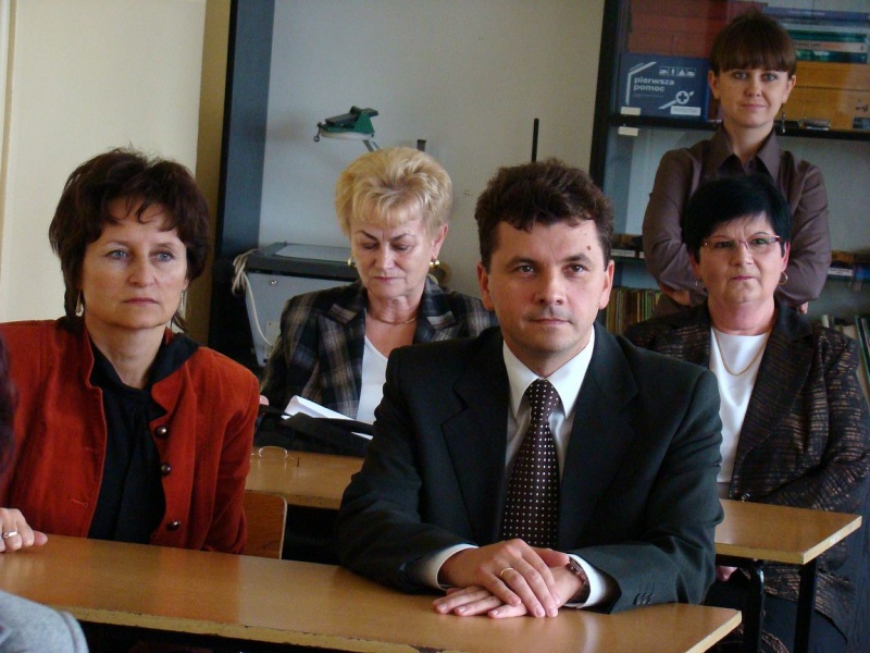 Zdjęcie w galerii na portalu naszwodzislaw.com: Radni powiatu na lekcji chemii wiadomości z regionu