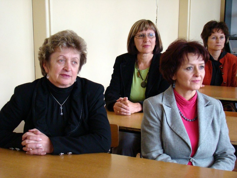 Zdjęcie w galerii na portalu naszwodzislaw.com: Radni powiatu na lekcji chemii wiadomości z regionu