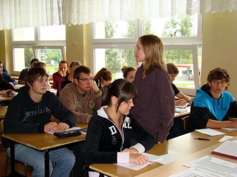 Zdjęcie w galerii na portalu naszwodzislaw.com: Radni powiatu na lekcji chemii wiadomości z regionu