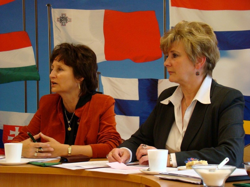 Zdjęcie w galerii na portalu naszwodzislaw.com: Radni powiatu na lekcji chemii wiadomości z regionu